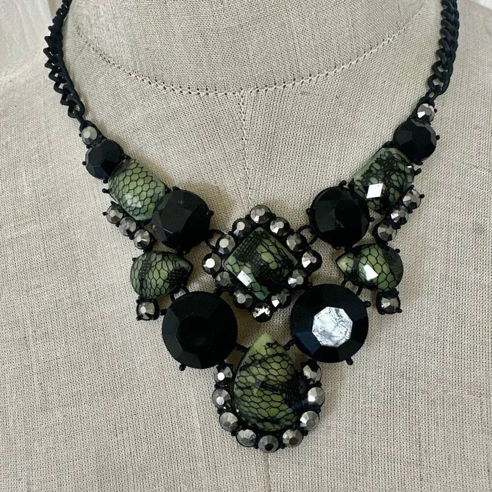 Princess Vera Wang “Born to Rule” Lace-Overlay Statement Necklace